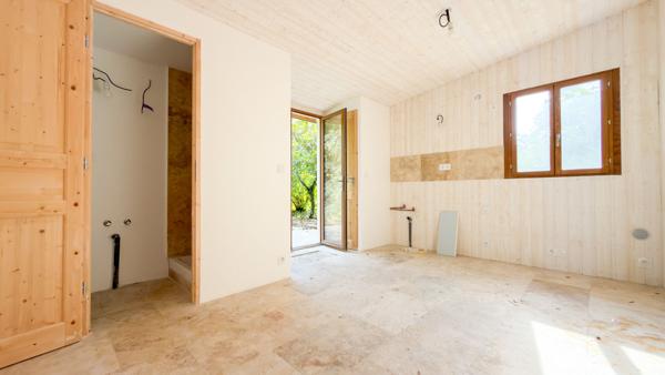 Maison à rénover avec une dépendance aménagée en fond de parcelle.