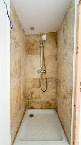 Maison à rénover avec une dépendance aménagée en fond de parcelle.