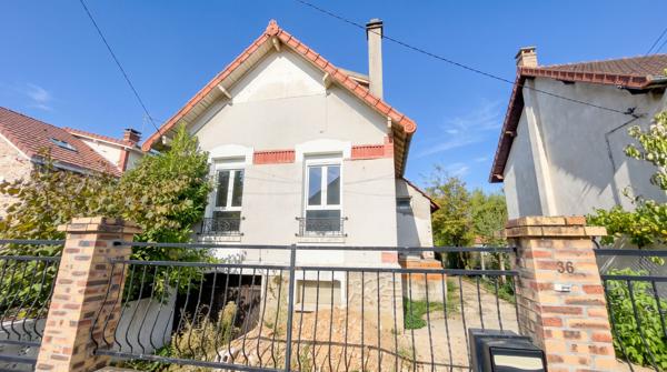 Maison à rénover avec une dépendance aménagée en fond de parcelle.