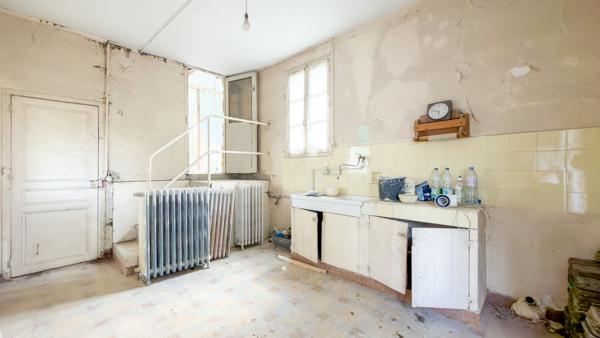 Maison à rénover avec une dépendance aménagée en fond de parcelle.