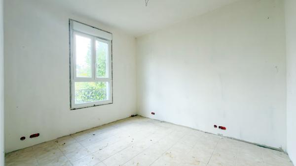 Maison à rénover avec une dépendance aménagée en fond de parcelle.