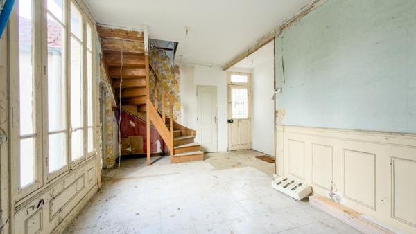 Maison à rénover avec une dépendance aménagée en fond de parcelle.