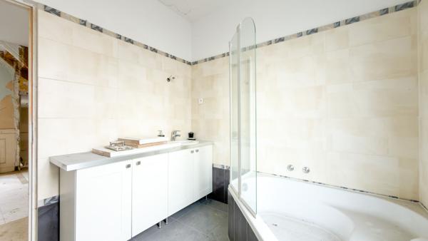 Maison à rénover avec une dépendance aménagée en fond de parcelle.