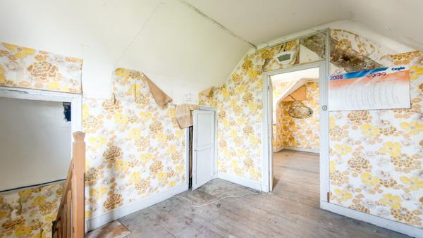Maison à rénover avec une dépendance aménagée en fond de parcelle.