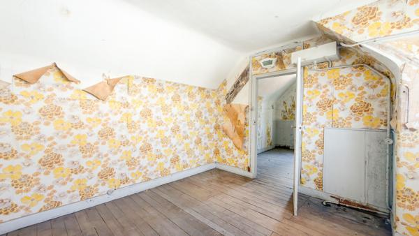 Maison à rénover avec une dépendance aménagée en fond de parcelle.
