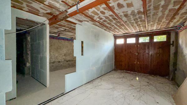 Maison à rénover avec une dépendance aménagée en fond de parcelle.