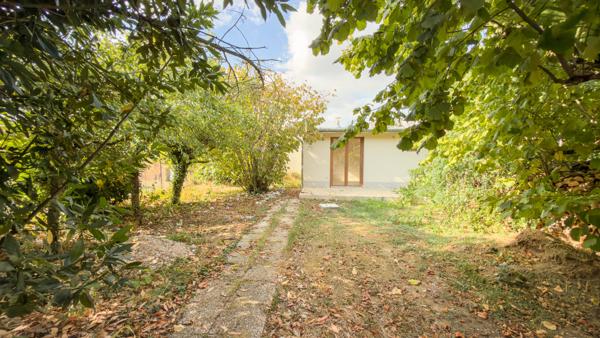 Maison à rénover avec une dépendance aménagée en fond de parcelle.