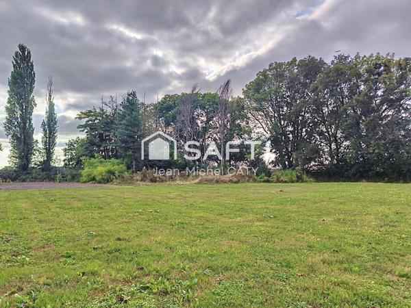 SELIGNEY, grande maison en pierre de sur terrain piscinable.