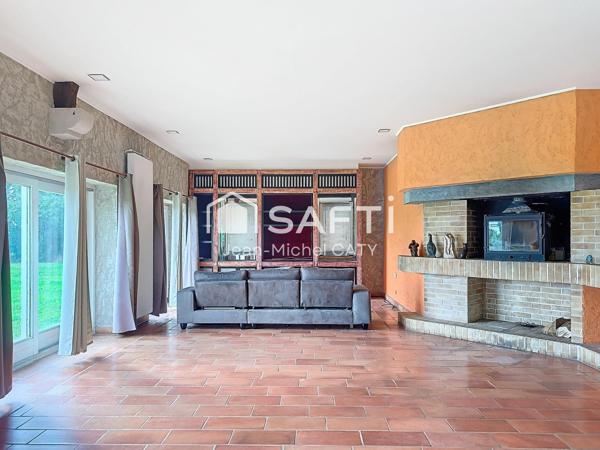 SELIGNEY, grande maison en pierre de sur terrain piscinable.