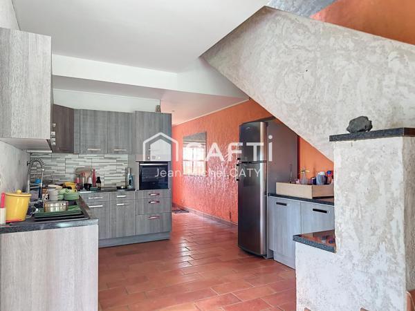 SELIGNEY, grande maison en pierre de sur terrain piscinable.