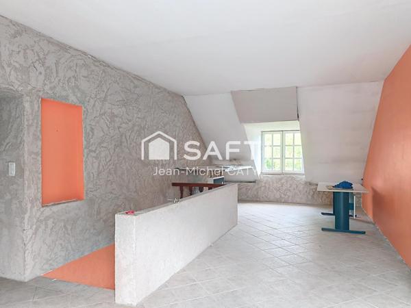 SELIGNEY, grande maison en pierre de sur terrain piscinable.