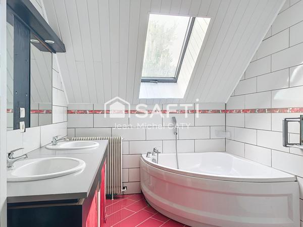 SELIGNEY, grande maison en pierre de sur terrain piscinable.