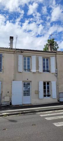 Location                                                      Maison
                        
                     4 pièces                      72 m2                     à Saint-Jean-d'Angély