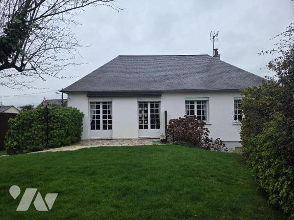 MOULAY- Pavillon sur sous-sol avec un possible accès de plain pied couvert en ardoises naturell...
