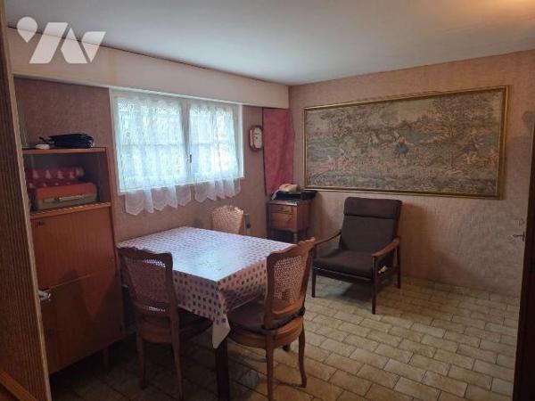 MOULAY- Pavillon sur sous-sol avec un possible accès de plain pied couvert en ardoises naturell...