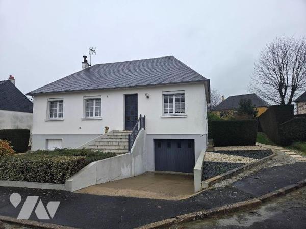 MOULAY- Pavillon sur sous-sol avec un possible accès de plain pied couvert en ardoises naturell...