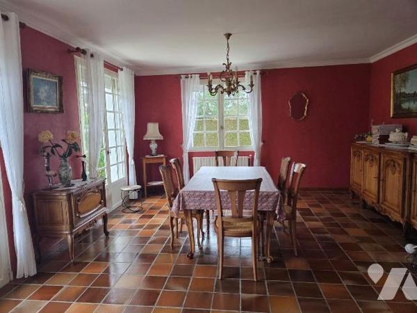 MOULAY- Pavillon sur sous-sol avec un possible accès de plain pied couvert en ardoises naturell...