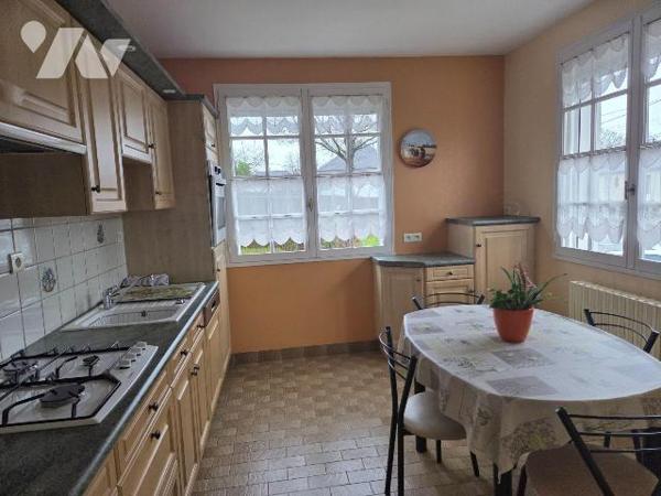 MOULAY- Pavillon sur sous-sol avec un possible accès de plain pied couvert en ardoises naturell...