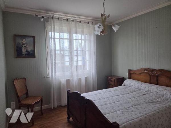 MOULAY- Pavillon sur sous-sol avec un possible accès de plain pied couvert en ardoises naturell...