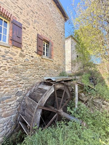 MAGNIFIQUE Moulin de Peurousseau 142m², 4 chambres sur terrain de 4663m² 149 000 €