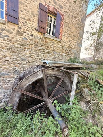 MAGNIFIQUE Moulin de Peurousseau 142m², 4 chambres sur terrain de 4663m² 149 000 €