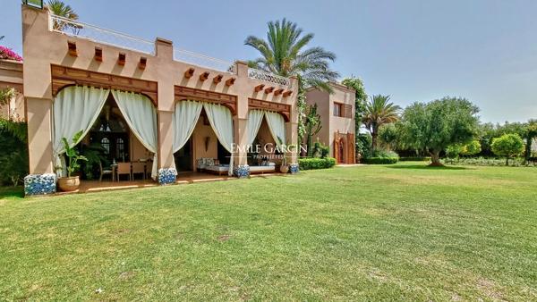 À vendre villa située dans un joli domaine  à 30 minutes du centre de Marrakech