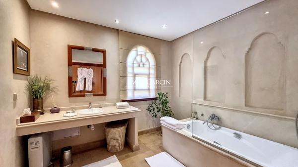À vendre villa située dans un joli domaine  à 30 minutes du centre de Marrakech