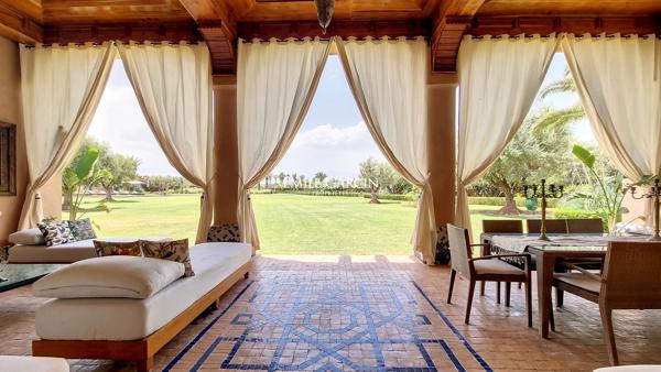 À vendre villa située dans un joli domaine  à 30 minutes du centre de Marrakech