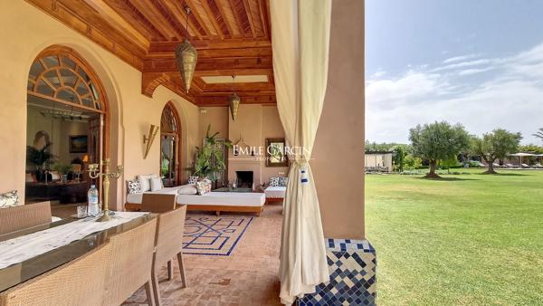 À vendre villa située dans un joli domaine  à 30 minutes du centre de Marrakech