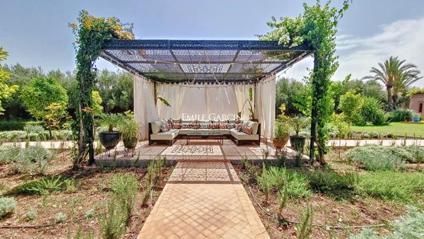 À vendre villa située dans un joli domaine  à 30 minutes du centre de Marrakech