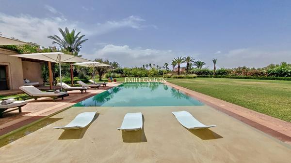À vendre villa située dans un joli domaine  à 30 minutes du centre de Marrakech