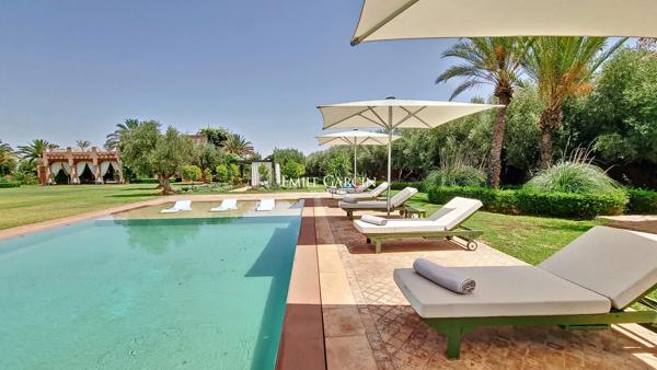 À vendre villa située dans un joli domaine  à 30 minutes du centre de Marrakech