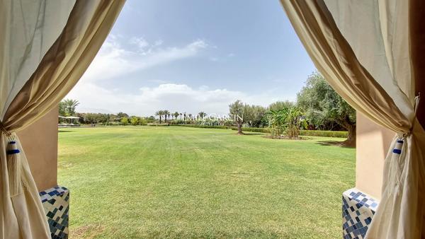 À vendre villa située dans un joli domaine  à 30 minutes du centre de Marrakech