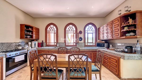 À vendre villa située dans un joli domaine  à 30 minutes du centre de Marrakech
