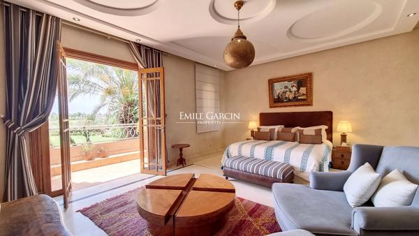 À vendre villa située dans un joli domaine  à 30 minutes du centre de Marrakech