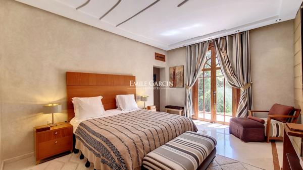 À vendre villa située dans un joli domaine  à 30 minutes du centre de Marrakech
