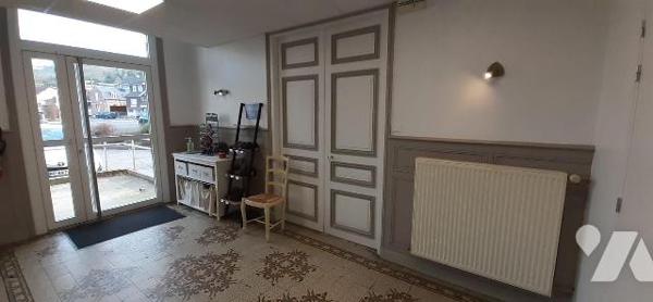 Eu, idéalement situé immeuble à usage professionnel récemment rénové, offrant de beaux volumes ...