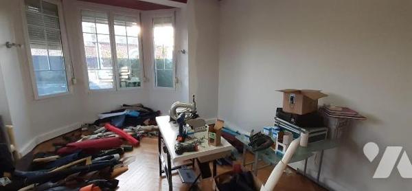 Eu, idéalement situé immeuble à usage professionnel récemment rénové, offrant de beaux volumes ...