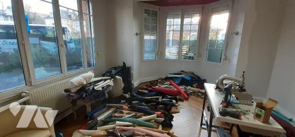 Eu, idéalement situé immeuble à usage professionnel récemment rénové, offrant de beaux volumes ...