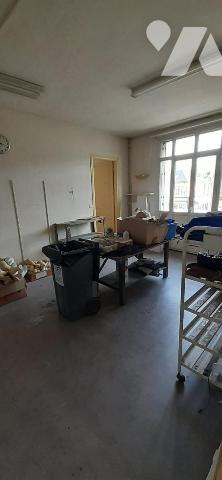 Eu, idéalement situé immeuble à usage professionnel récemment rénové, offrant de beaux volumes ...