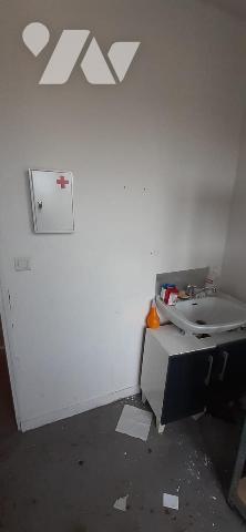 Eu, idéalement situé immeuble à usage professionnel récemment rénové, offrant de beaux volumes ...