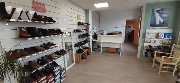 Eu, idéalement situé immeuble à usage professionnel récemment rénové, offrant de beaux volumes ...