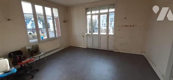 Eu, idéalement situé immeuble à usage professionnel récemment rénové, offrant de beaux volumes ...