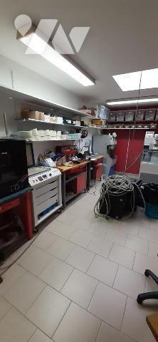 Eu, idéalement situé immeuble à usage professionnel récemment rénové, offrant de beaux volumes ...