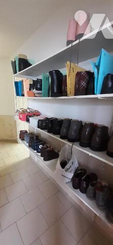 Eu, idéalement situé immeuble à usage professionnel récemment rénové, offrant de beaux volumes ...