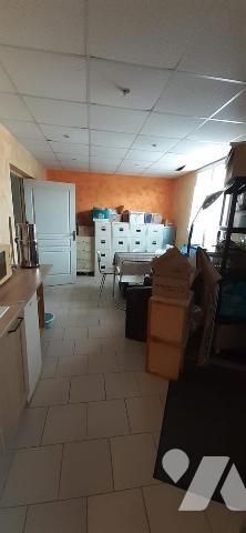 Eu, idéalement situé immeuble à usage professionnel récemment rénové, offrant de beaux volumes ...