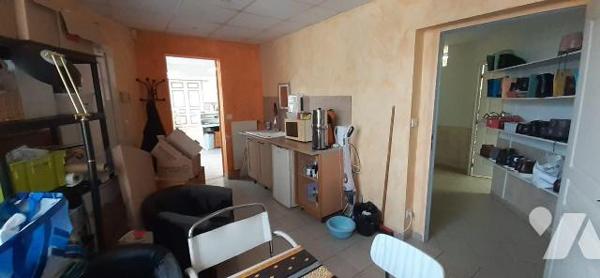 Eu, idéalement situé immeuble à usage professionnel récemment rénové, offrant de beaux volumes ...