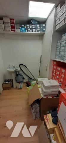 Eu, idéalement situé immeuble à usage professionnel récemment rénové, offrant de beaux volumes ...