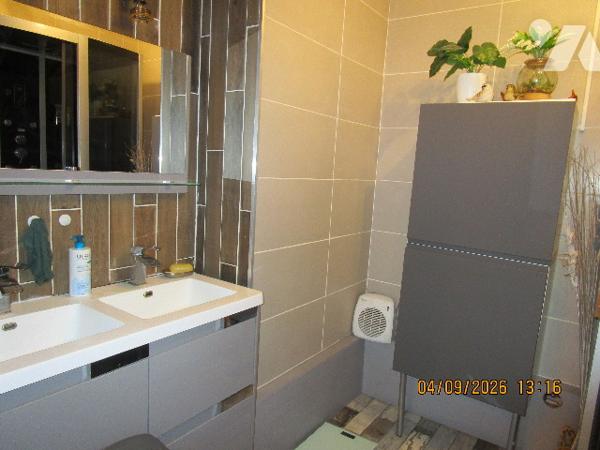 Proche centre ville : Bel appartement de type 4 situé au 1er étage,  avec garage , cave et balcons