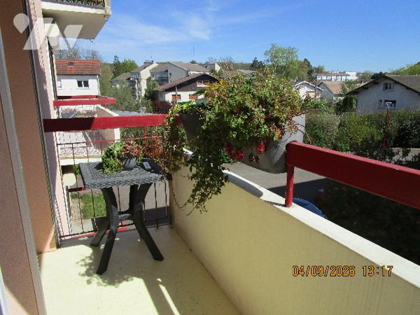 Proche centre ville : Bel appartement de type 4 situé au 1er étage,  avec garage , cave et balcons